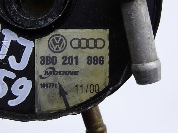 3B0 201 896   VW  AUDI Škoda  Ohřívač paliva držák palivového filtru chladič nafty na palivový filtr   - 3