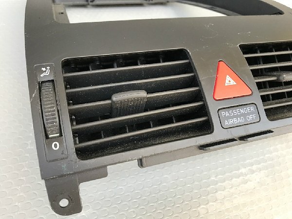 1T1 819 728B VW Touran 1T1 - výdech vedení vzduchu palubní deska výdechy klimatizace mřížky rámeček -  Ventilace čerstvým vzduchem - 3