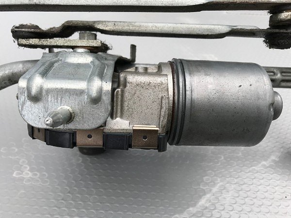 1T1 955 199  Motorek předních stěračů Touran pro mechaniznus stěračů předního čelního skla okna Motor + řídící jednotka + mechanizmus 1T1 955 023   - 6