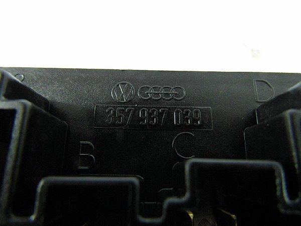 357 937 039 VW T4 MULTIVAN 2.5 TDI pojistková skřínka - 3