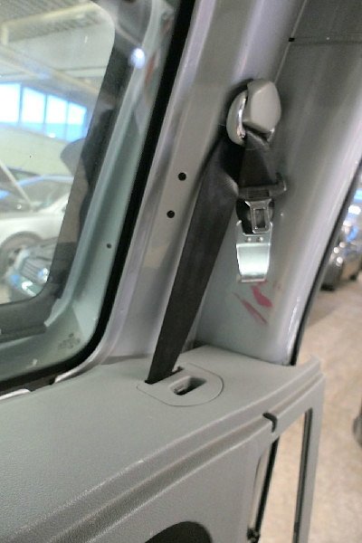  2K0 857 816  VW Caddy 2K 2004  Bezpečnostní pás  pravá strana - třetí poslední sklopná řada sedaček  do nákladového prostoru 