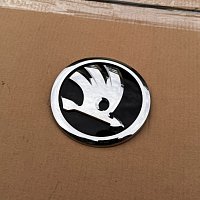 Originální emblém Škoda Karoq s logem, přední kapota, číslo dílu 57A853621, - 2