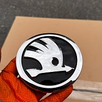 Originální emblém Škoda Karoq s logem, přední kapota, číslo dílu 57A853621, - 3