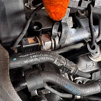 Vysokotlaký rozdělovač paliva (rail), k vstřikovacím tryskám, motory 1.6TDI CR 55kW/66kW/77kW (CAYA, CAYB, CAYC). - 2