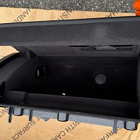 8R1 857 035 D  Úložný prostor víka přihrádky v palubní desce Audi 8R1857035D, origináln 6PS, černá, soul, - 4