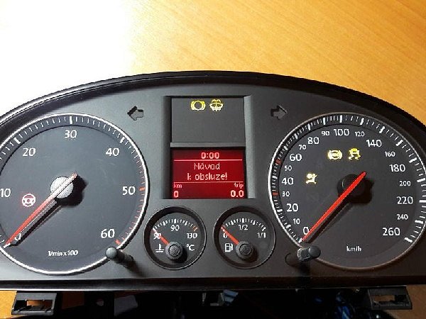 Tachometr -    VW Touran 2.0 TD přístrojová deska palubní deska informační panel  Polodot display FIS - 2