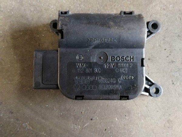 8E1 820 511A Bosch- 0 132 801 300 Audi A4  8E B6 Servomotor motorek nastavení klapky topení / klimatizace  AC - 3