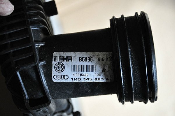  1K0 145 803A  chladič stlačeného vzduchu A3 Golf 5 Passat Caddy Touran - 3