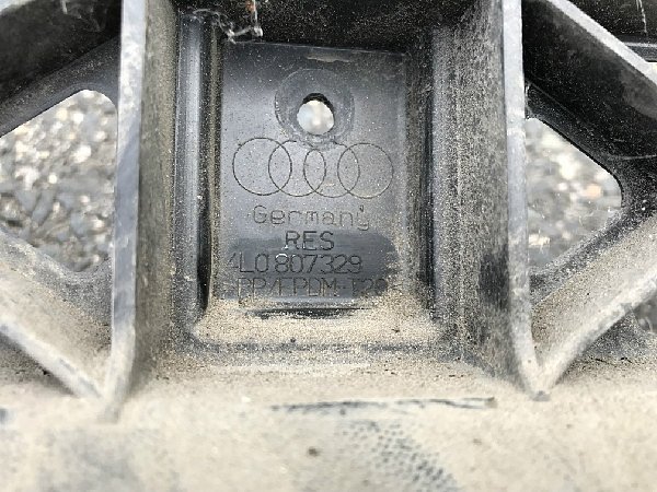 4L0 807 329  AUDI Q7 4L S-LINE    držák vedení nárazníku zadní nárazník podpora podpěra výstuha  - 3