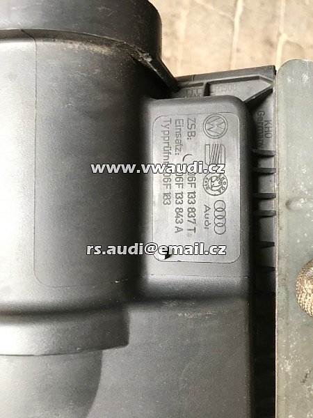 06F 133 837A   Golf 5 MK 5 V  Skříň vzduchového filtru krytu motoru  2.0 TFSI 147KW Originální OEM 06F133837A  Horní kryt motoru plast na motor vrchní kry - 5