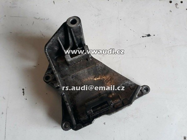 070 903 143C Držák alternátoru VW Transporter t5 Touareg 2.5 TDI - 2