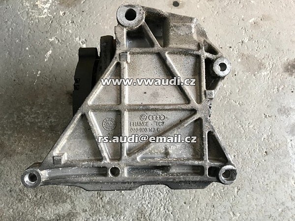 070 903 143C Držák alternátoru VW Transporter t5 Touareg 2.5 TDI - 3