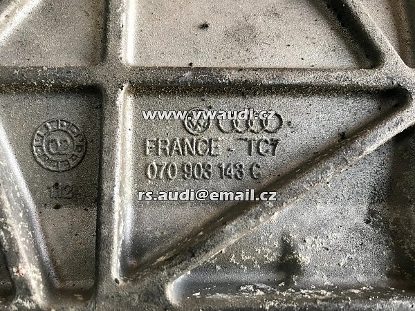 070 903 143C Držák alternátoru VW Transporter t5 Touareg 2.5 TDI - 4