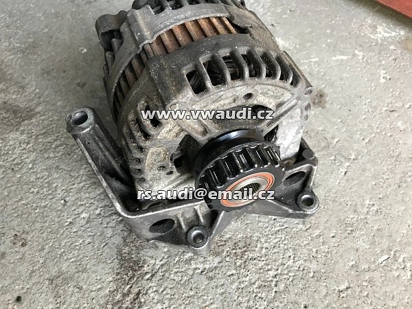 070 903 143C Držák alternátoru VW Transporter t5 Touareg 2.5 TDI - 5