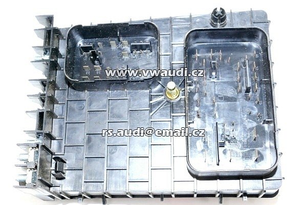 1K0 937 124 H pojistková skříň řídicí jednotky VW Golf 5 Touran 1K0937124H - 2