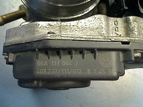 06A 133 064J  Škrtící klapka  - 2