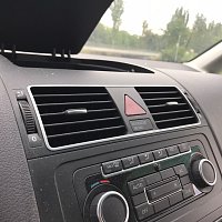 VW Touran 2012 1,6 TDI CAYV 1T1 858 418 B ozdobna lista pro pristrojovou desku, - 3