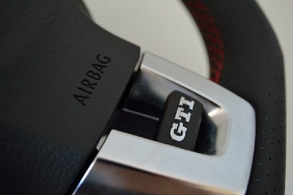 VOLANT Original VW Golf 6 VI GTI KOŽENÝ ,AIRBAG ,ČERVENÁ NIT, - MFA- DSG ŘAZENÍ  - 2