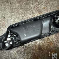 Klika dveří zadní PRAVÁ uvnitř VW Passat 3C klika reproduktor - 2