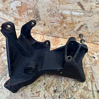 Audi 100/A6/S4/S6 C4 2,2-2,5l 5 válec. držák servočerpadla 054145523D 054145523G - 2