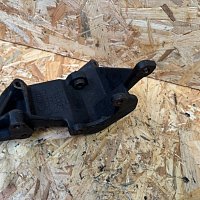 Audi 100/A6/S4/S6 C4 2,2-2,5l 5 válec. držák servočerpadla 054145523D 054145523G - 3
