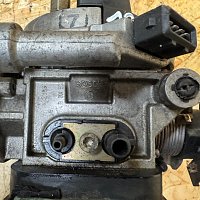 VW Golf III 1991-1998 1.6 8V Centrální vstřikovací jednotka / karburátor 0438201509 032133023B BOSCH - 11
