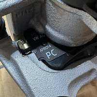 brzdový třmen Audi Q7 4M zadní pravý s destičkami 4M0406FT - 9