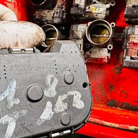 VW PASSAT B5 3B3 06B133062M škrticí klapka 2001 - 2