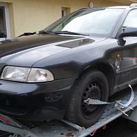 8D9 845 205    Sklo dveří vlevo vzadu zelena  1 AVANT - 2