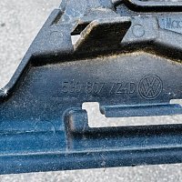 VW Golf 7 Originální držák  nárazníku Přední pravý 5G0807724D výztuha plastová - 2