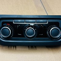 Řídicí jednotka klimatizace, topení a větrání pro Volkswagen Golf VI 2011 - 2