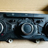 SUPERB 2 3T II PANELKLINA TOPENÍ OVLÁDÁVNÍ klimatizaci 3T0820047K + vyhřívání vyhřívavé sedačky. - 2