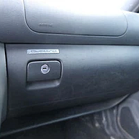 8L1 857 095    Přihrádka odkládací (strana spolujezdce) - 2