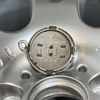 8W0 601 170 B  Kryt kola ozdobný  barevny kod:  LT7  cerna-matna NOVÉ OE - 4