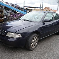 8D5 845 206    Sklo dveří vpravo vzadu zelena pravé limuzina sedan - 2