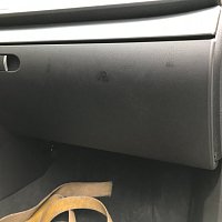 8E1 857 124    6PS Víko odkládací přihrádky  ČERNÁ BARVA SOUL   8E1 857 035 M Přihrádka odkládací - 2