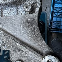 Držák čerpadla posilovače řízení 059145169P - 2