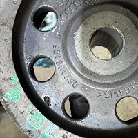 Řemenice rozvodového řemene čerpadla dieselového motoru Audi Q7 4L 4.2tdi 057109105D - 2