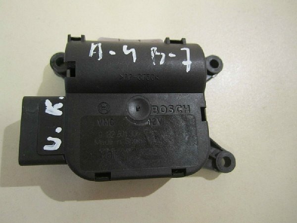  8E2 820 511A Servomotor motorek nastavení klapky topení / klimatizace  AC  Audi A4 8E B6