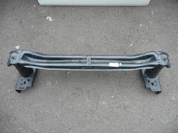 7PO 807 109B  VW Touareg 7P0  výstuha předního nárazníku 