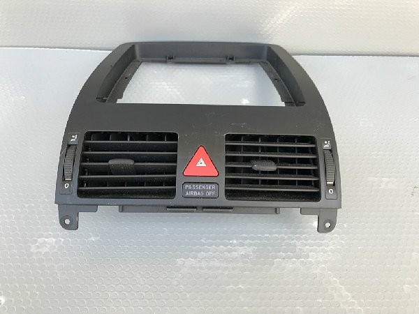 1T1 819 728B VW Touran 1T1 - výdech vedení vzduchu palubní deska výdechy klimatizace mřížky rámeček -  Ventilace čerstvým vzduchem