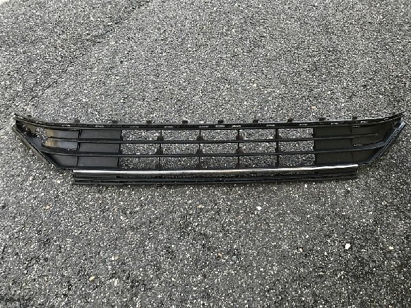  5G0 853 677 P VW GOLF 7   Střední mřížka nárazníku - Spodní mřížka + chrom lišta  