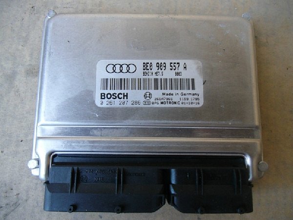 Řídící jednotka motoru ECU   8E0 909 557 A