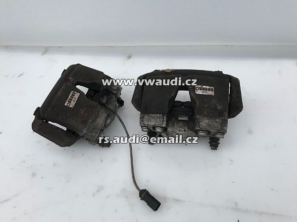  8K0 105 P  Audi A5 8T B8 2008-2011 AUDI A5 QUATTRO Přední levý třmen spolujezdce 