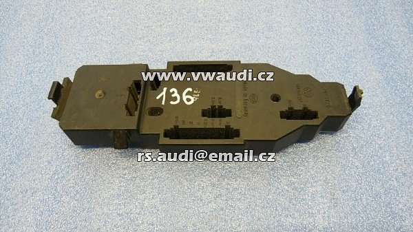 1H9 945 257 VW GOLF 4 KOMBI - držák žárovky zadní světlo / držák žárovky / 1H9945257 HELLA