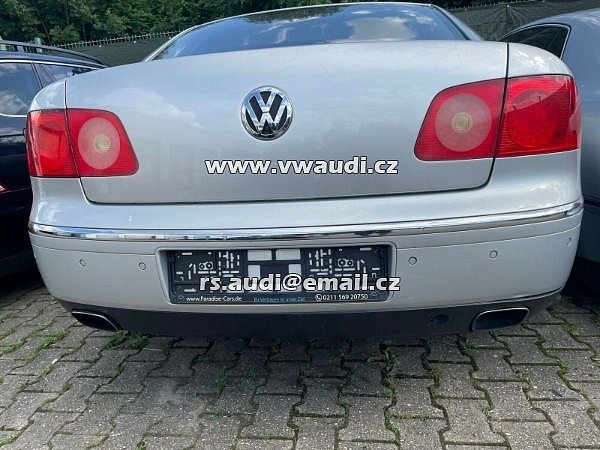 VW Phaeton 4.2 V8 zadní nárazník zadní  stříbrná s lištami výfuku, PDC