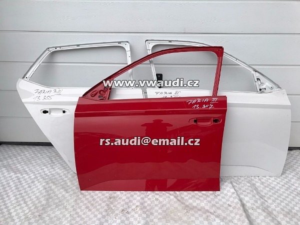 Fabia 3 III Dveře pravé pření zadní bílá barva levé řidič červené , minimální poškození