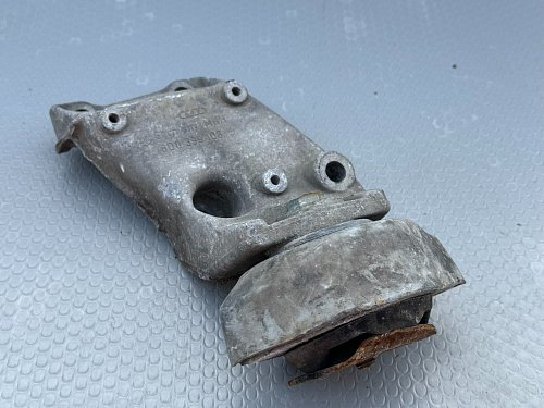 Audi A4 A6 4B 3B Držák převodovky