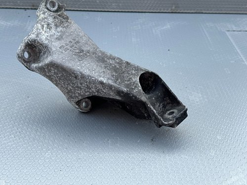 Držák motoru levá podpěra Audi A4 B7 2.0 TFSI