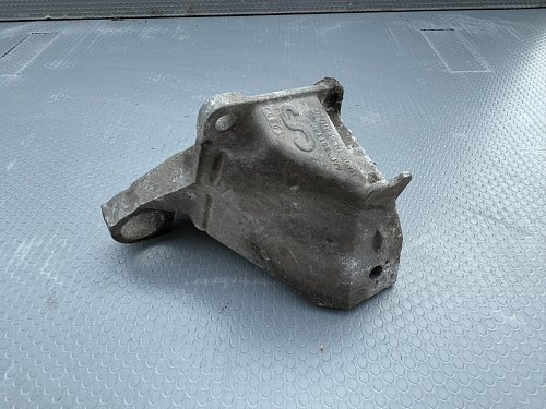 Audi 100 C4 / A6 C4 držák automatické převodovky